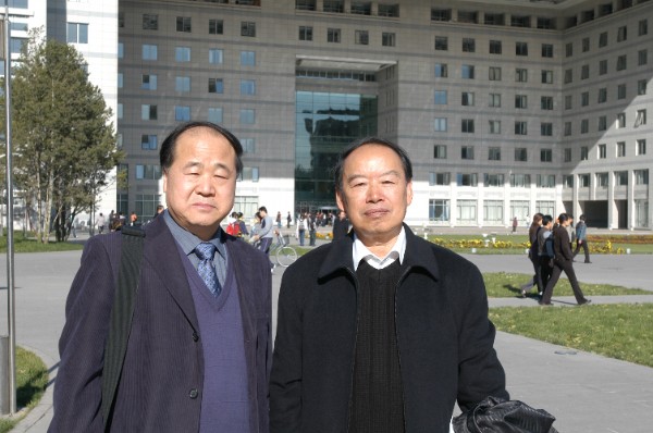 童庆炳(右)与莫言在北师大主楼前合影.jpg
