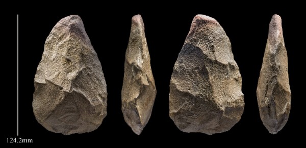 从Khall+Amayshan+4出土的有40万年历史的“手斧”石制工具，图片来自Palaeodeserts+Project，摄影Ian+Cartwright+(1).jpg
