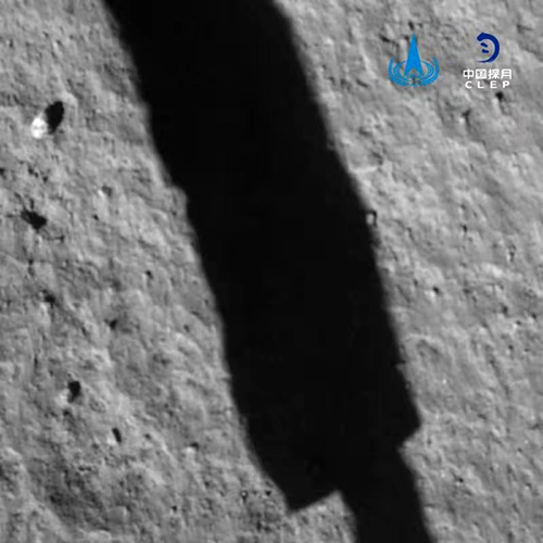 嫦娥五号探测器软着陆后降落相机拍摄的图像.jpg