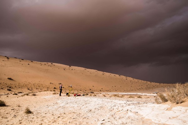 沙特阿拉伯北部的挖掘工作进行时，忽有暴雨袭来，这里的古代人类曾与犀牛等动物生活在一起。图片来自Palaeodeserts+Project，摄影Klint+Janulis.jpg