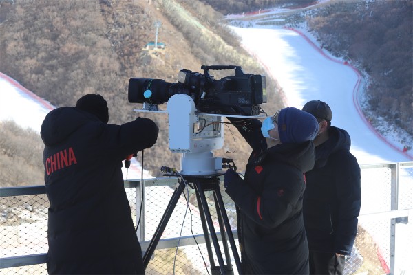 团队在国家高山滑雪中心安装、调试被测试设备 董立泉团队供图.jpg