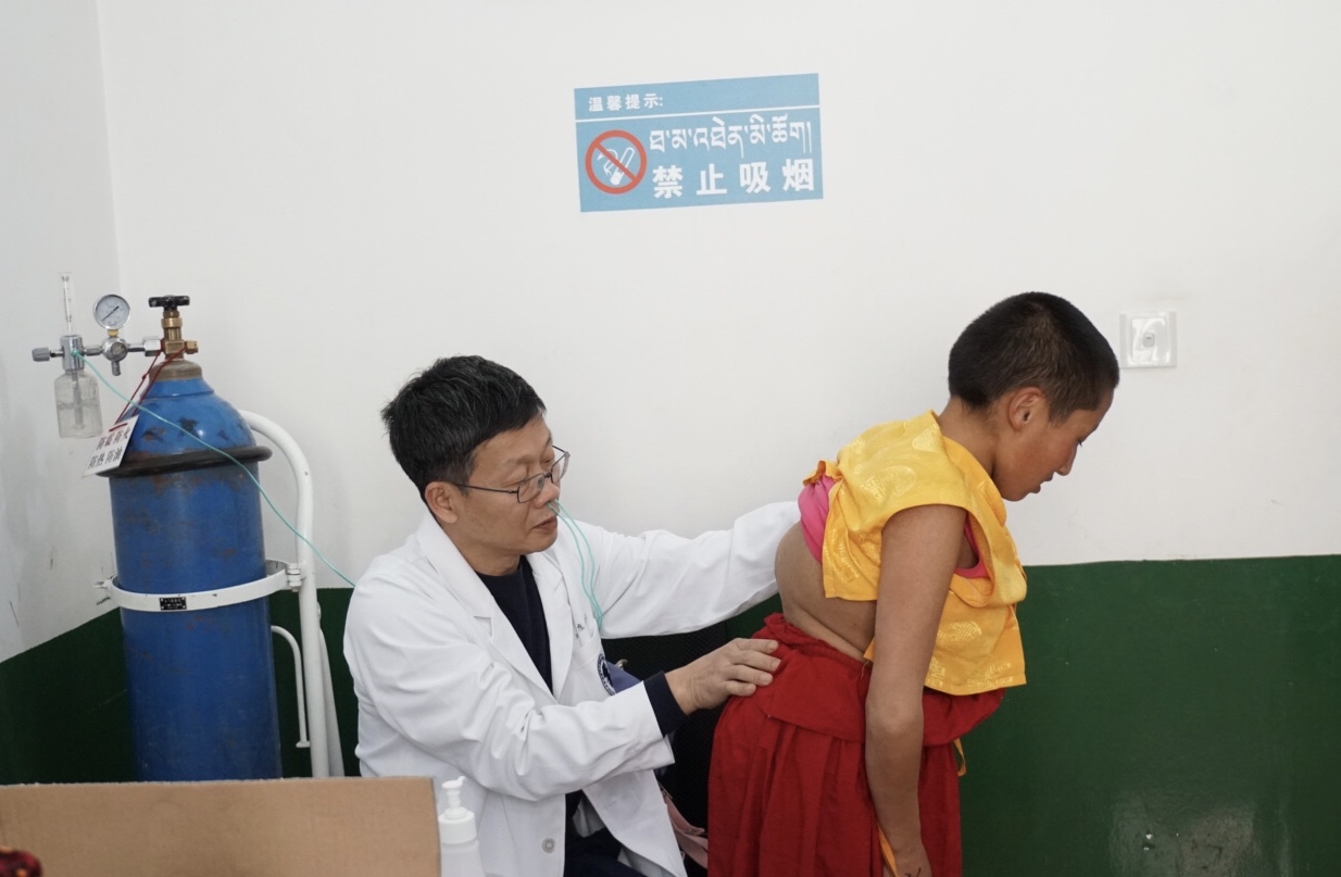 由于高原反应严重，刘海鹰在西藏昌都洛隆只能一边吸氧一边为患者义诊.jpg