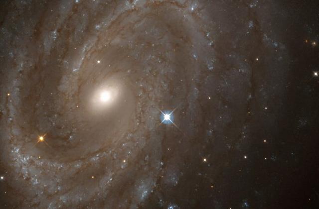 科学家发现过去几十亿年里出现“星系变形”